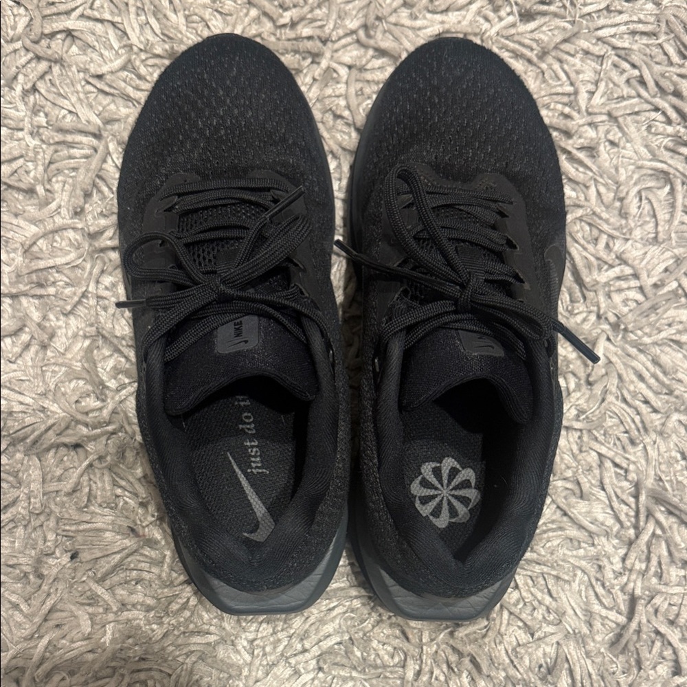 Nike Winflo 11 Black Athletic Shoes 6.5